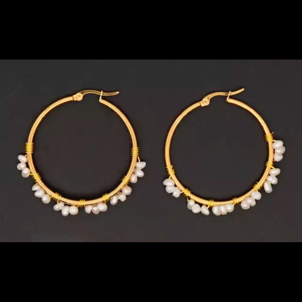 Women Pierced Earrings Round Hoop Boho Freshwater Pearls Gold Plated Metal NWOT